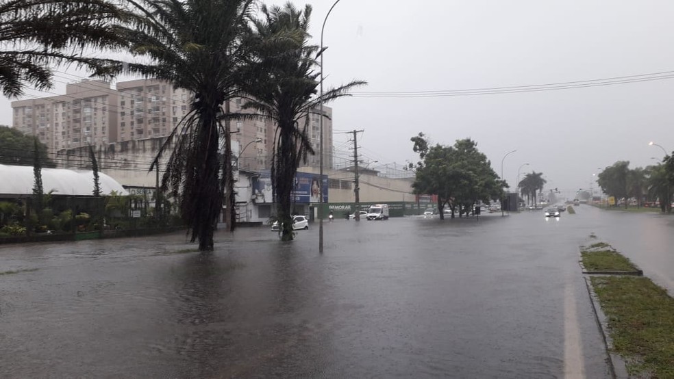 Trecho alagado no bairro Laranjeiras, na Serra  â Foto: VC no ESTV 