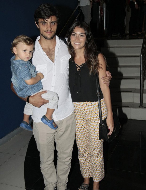 Felipe Simas com a namorada, Mariana Ulhmann,  e o filho, Joaquim (Foto: Johnson Parraguez/Brazil News)
