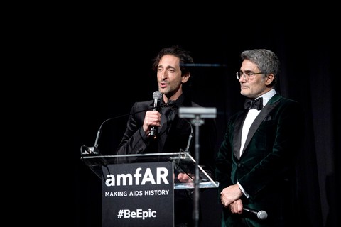 Adrien e Felipe Diniz no palco, abrindo a programação da noite