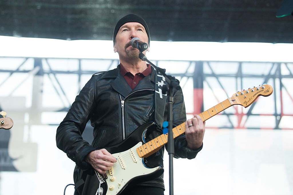 O guitarrista do U2, The Edge, fez uma performance durante o protesto (Foto: Getty Images)