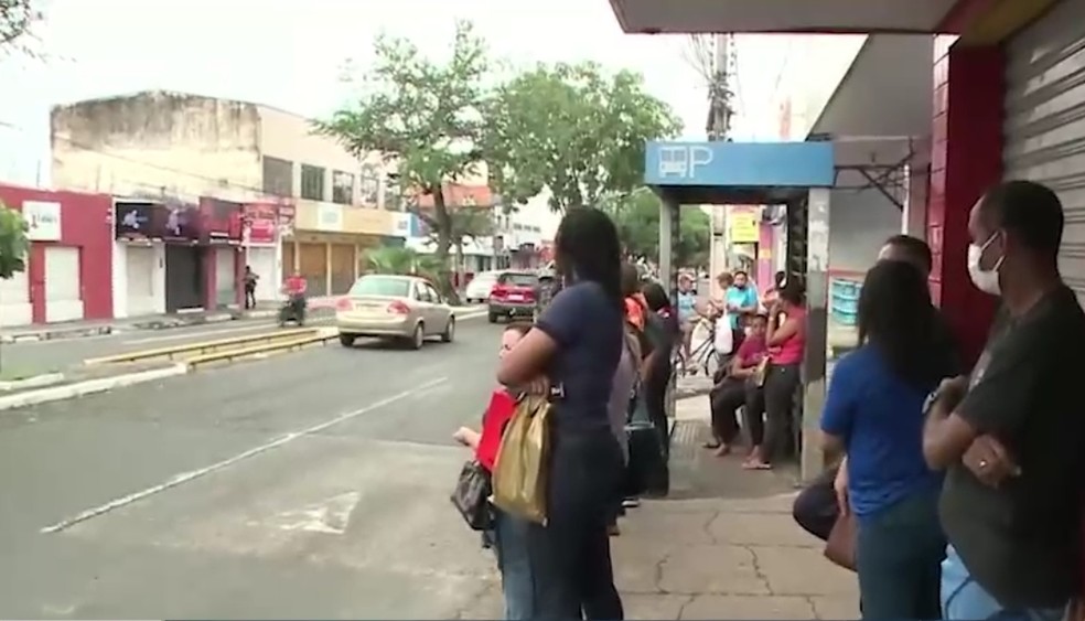 Parada de ônibus na avenida principal do Dirceu Arcoverde, Zona Sudeste de Teresina — Foto: Reprodução/TV Clube