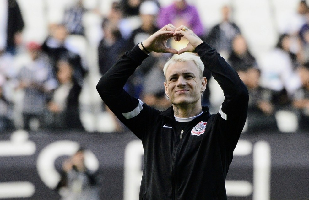 Vítor cita apagões de Róger Guedes, mas elogia empenho do atacante do Corinthians