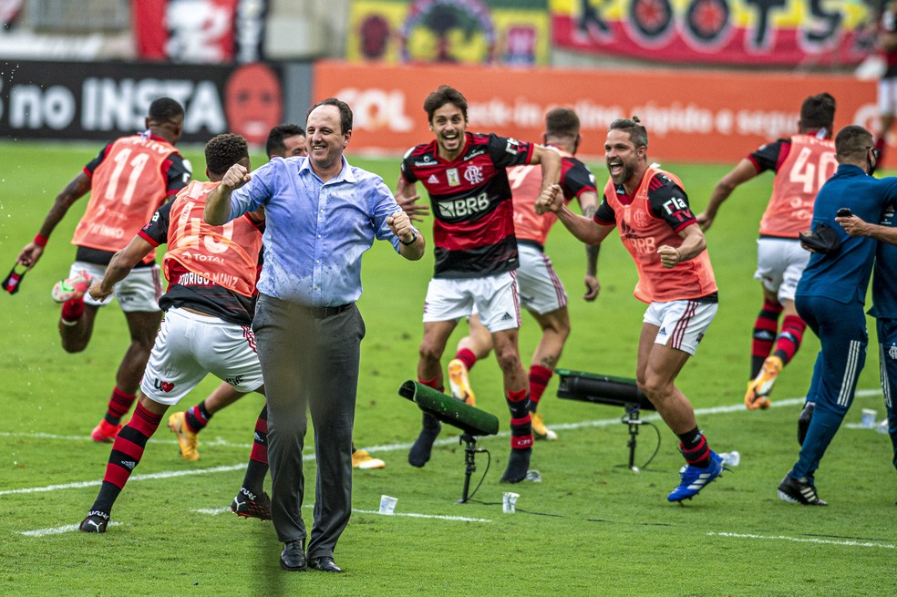 Rogério Ceni e jogadores comemoram gol da virada do Flamengo — Foto: Marcelo Cortes / CRF