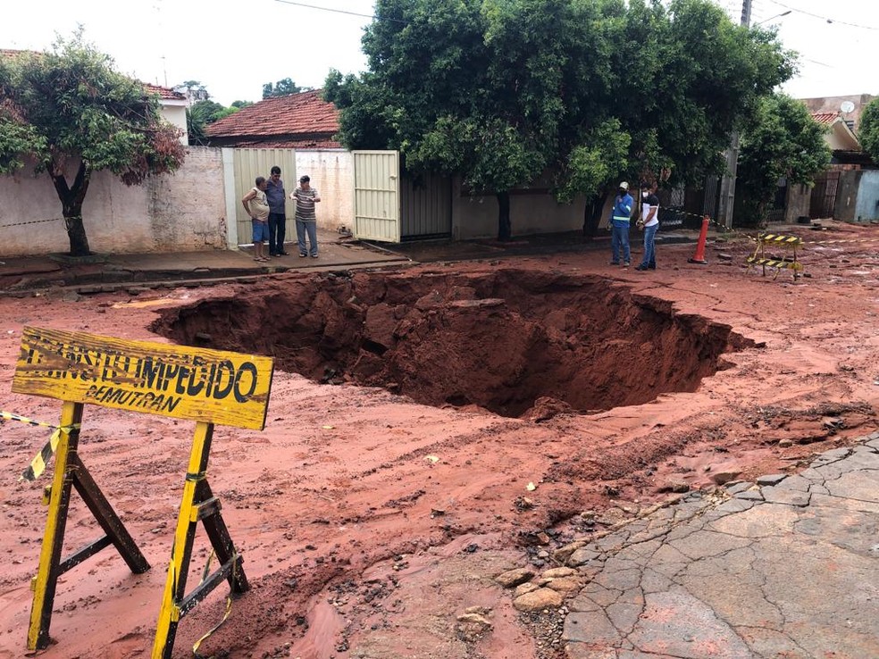 Cratera se abriu em trecho da Avenida do Estado, no Parque São Jorge, em Presidente Venceslau (SP) — Foto: Toninho Moré