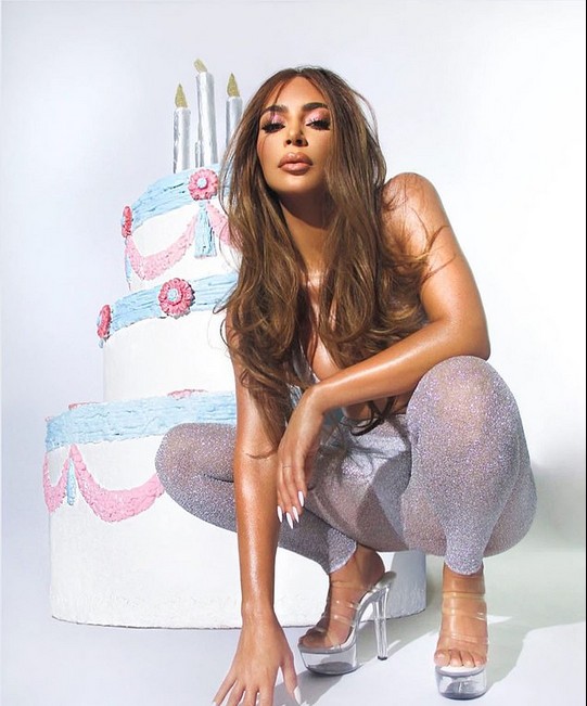 A socialite Kim Kardashian em ensaio celebrando seu aniversário de 40 anos (Foto: Instagram)