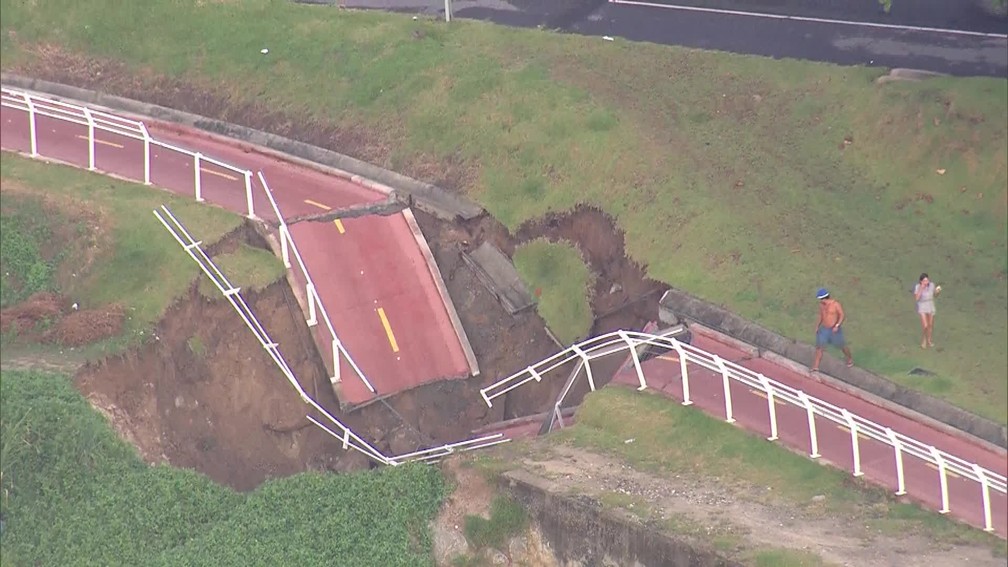 Parte da ciclovia desaba (Foto: Reprodução / Tv Globo)