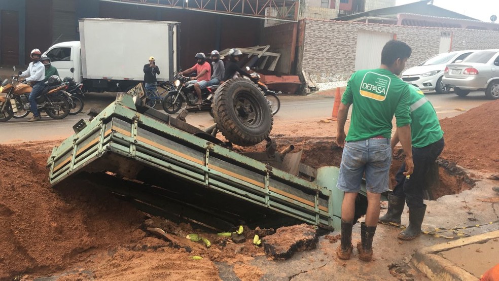 Carro cai em buraco de obra e motorista diz que local nÃ£o estava sinalizado no AC â€” Foto: Janiquele Silva/CBN AmazÃ´nia