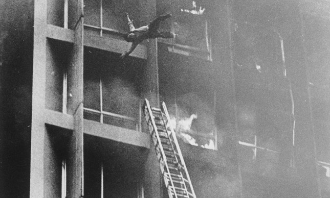 Homem se joga do Edifício Joelma para fugir do incêndio - Foto: Agência O GLOBO