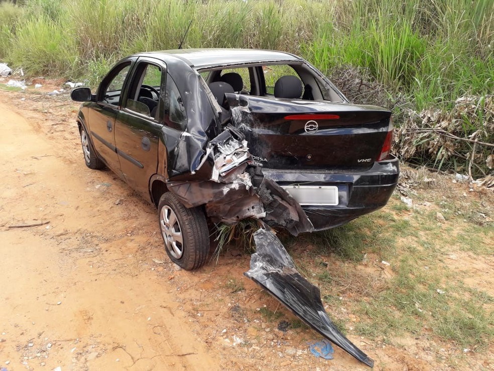Carro atingiu moto na Estrada da Amizade — Foto: Junior Paschoalotto/TV Fronteira
