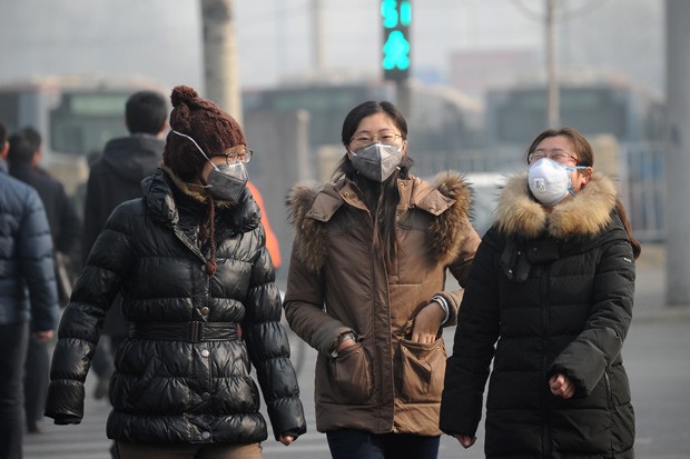  Um grupo de mulheres usam máscaras para andar pelas ruas de Pequim nesta quinta-feira (16) (Foto: AFP Photo/Wang Zhao)