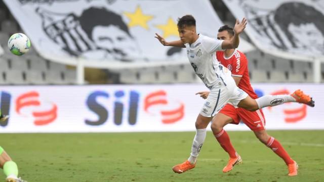 Kaio Jorge cabeceia para marcar o segundo gol do Santos