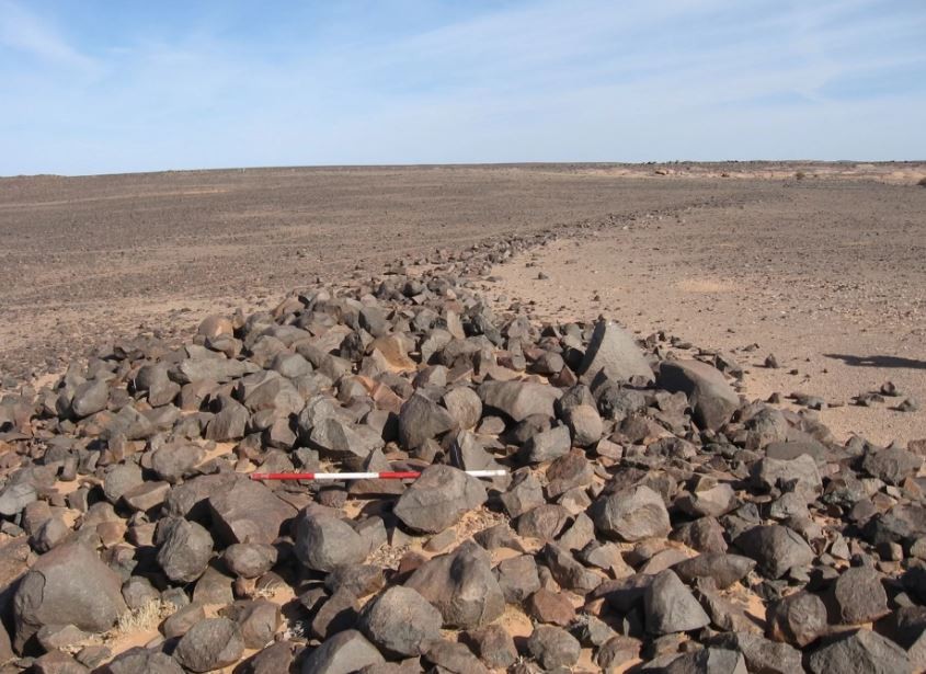 Estruturas misteriosas são descobertas no Saara (Foto: Nick Brooks e Joanne Clarke)
