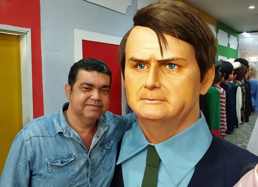 O artesão Leandro Castro ao lado do boneco do presidente da República, confeccionado após o resultado das eleições — Foto: Wanessa Andrade/Globo News