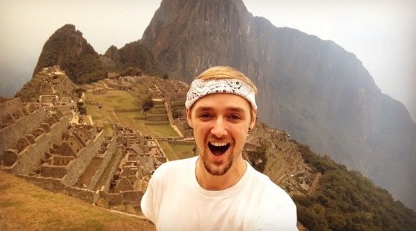 Jamie sorri na mítica Machu Picchu