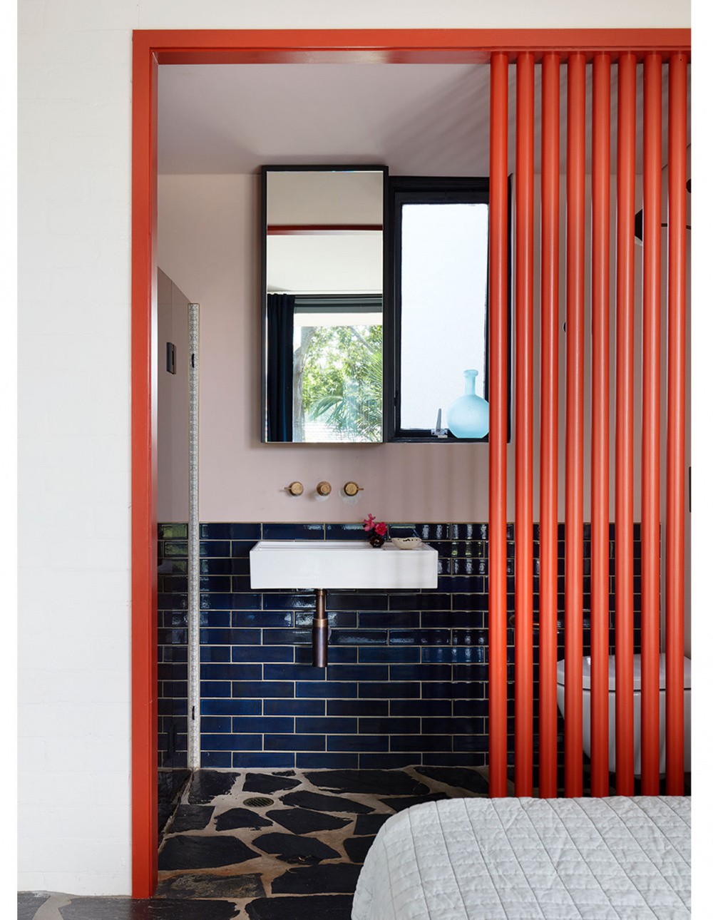 Décor do dia: banheiro pequeno com azulejo colorido e piso pavimentado (Foto: Divulgação)