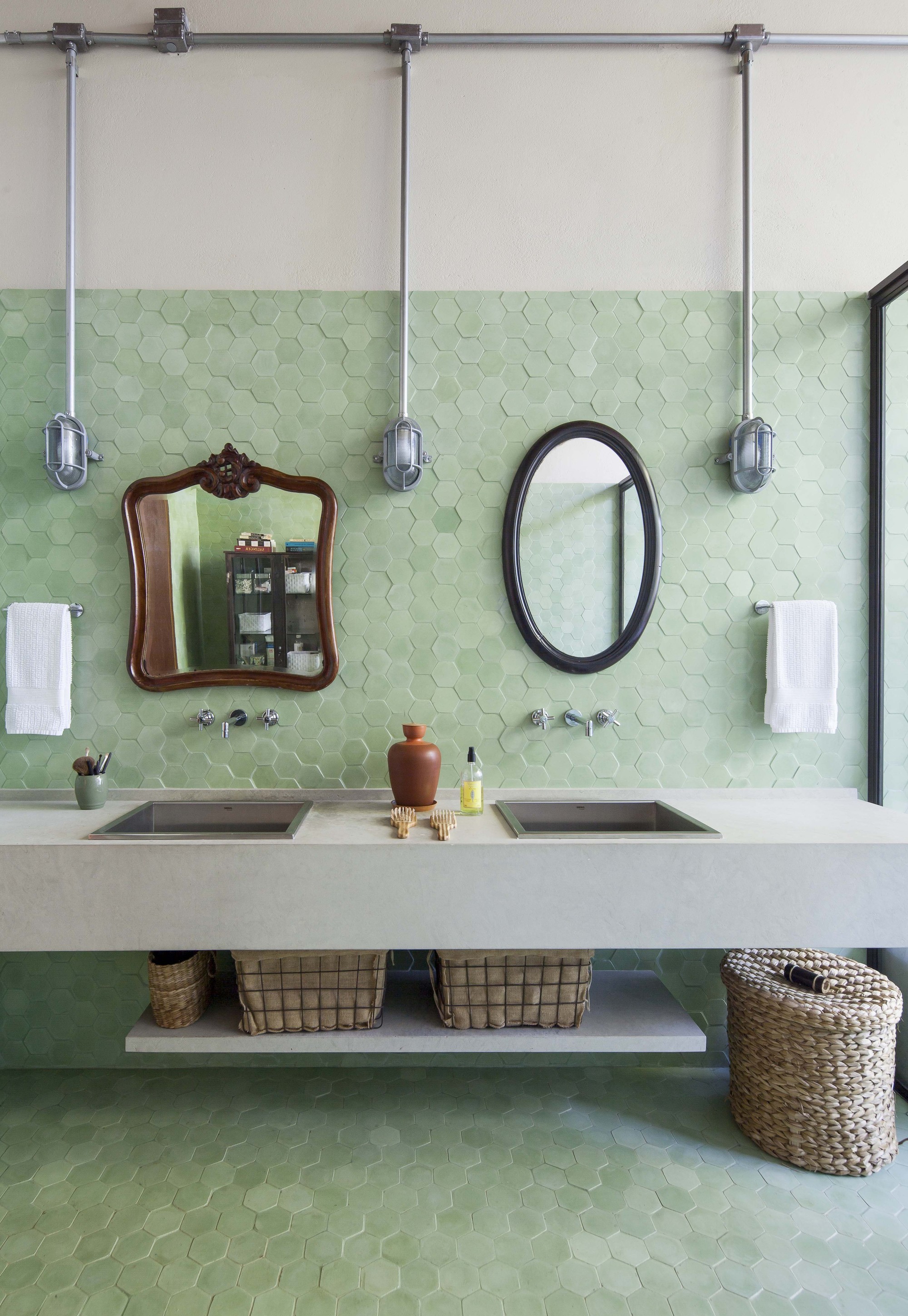 Décor do dia: banheiro com duas pias e estilo rústico (Foto: Divulgação)