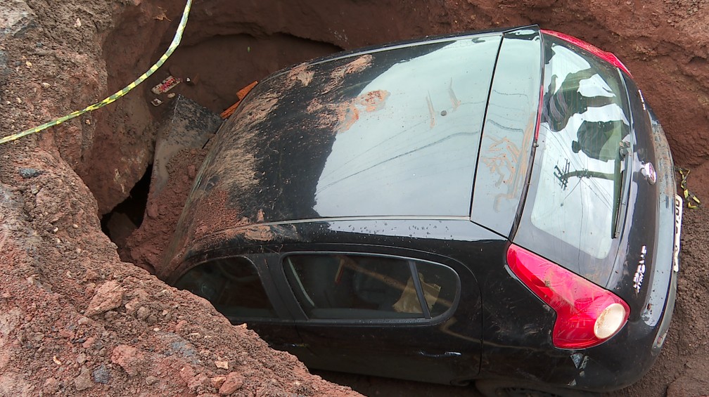 Carro caiu em cratera aberta na Rua Doutor Galdós Ângulo, no bairro Jardim Wilson Toni, em Ribeirão Preto, SP — Foto: Reprodução/EPTV