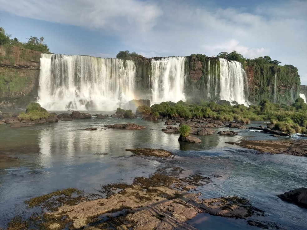 Baixa vazão mudou o visual das Cataratas nesta segunda-feira, em Foz do Iguaçu — Foto: William Brisida/RPC