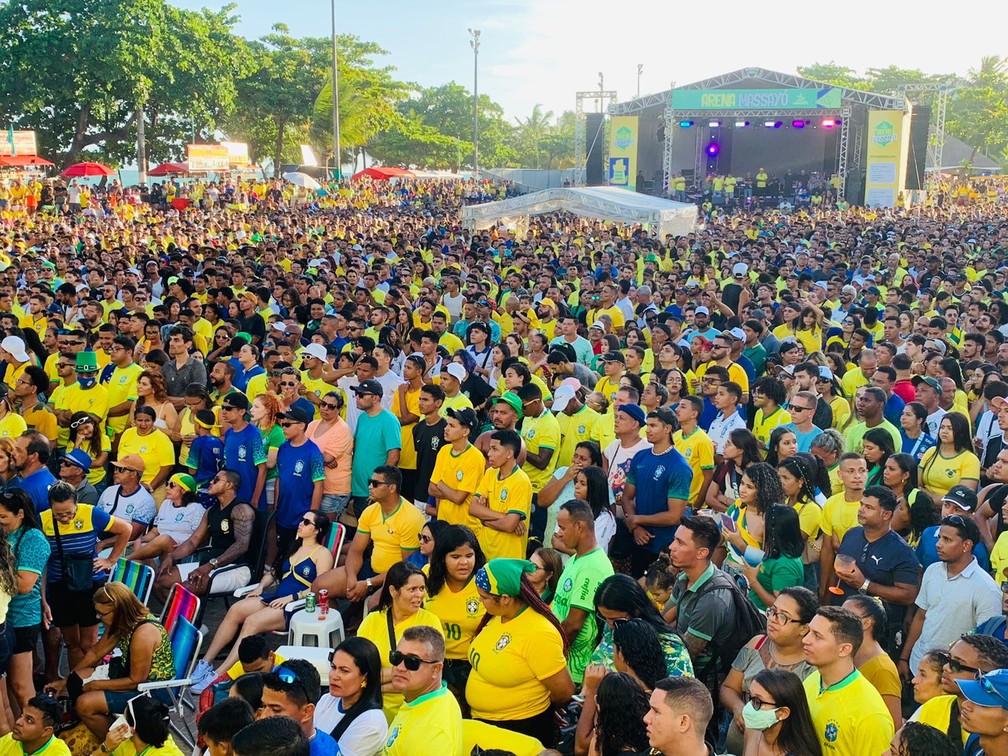 Multidão se reúne em Maceió para acompanhar primeiro jogo da Seleção na Copa do Mundo do Catar — Foto: Vivi Leão/g1