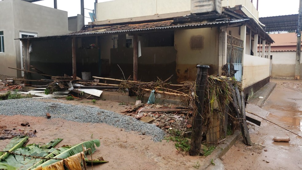 Moradores do vilarejo da Amarantina conferem estragos provocados pela chuva — Foto: Carlos Eduardo Alvim/TV Globo