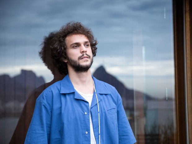 Theo Bial lança primeiro álbum (Foto: Leo Aversa/Divulgação)