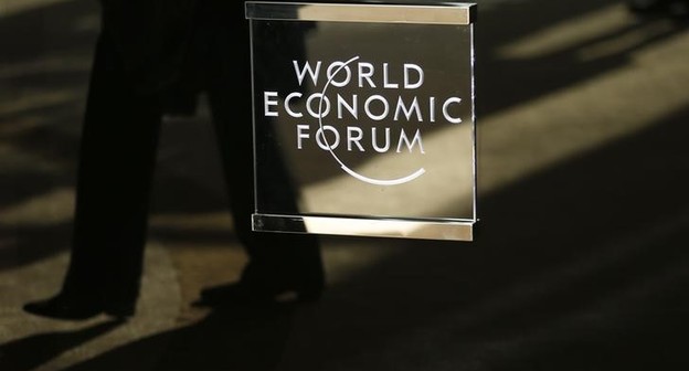 Logo do Fórum Econômico Mundial visto em Davos, Suíça