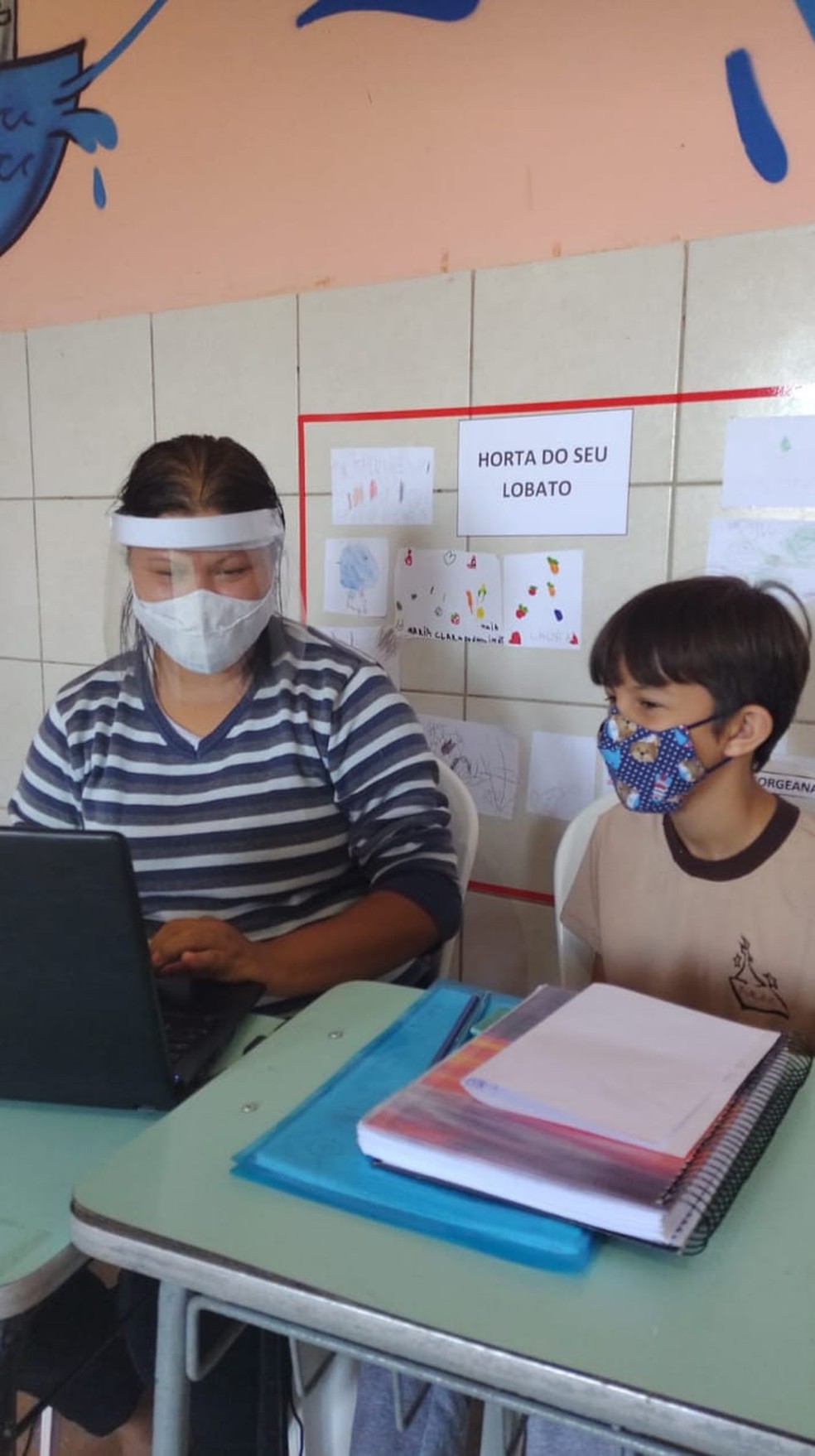 Tutoria de Aline com um dos educandos, acolhimento focado no indivíduo.  — Foto: Arquivo pessoal/ Escola dos Nossos Sonhos