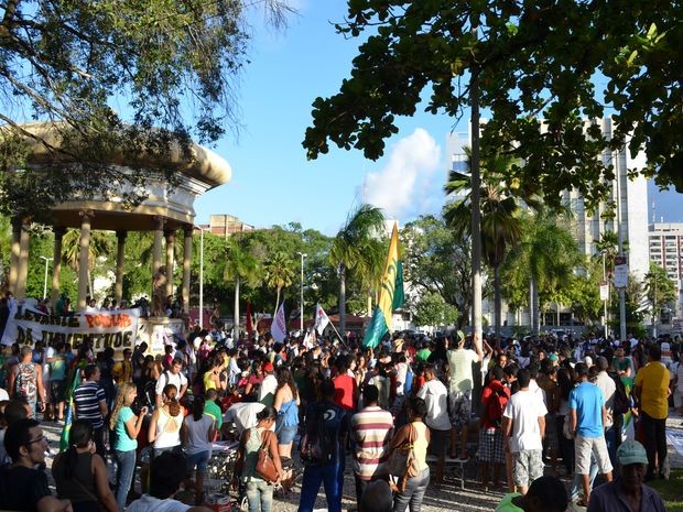 Praça Fausto Cardoso volta a ser palco de manifestações (Foto: Flávio Antunes/G1)