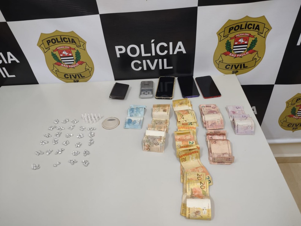 Drogas e dinheiro foram apreendidos em Guzolândia — Foto: Polícia Civil/Divulgação