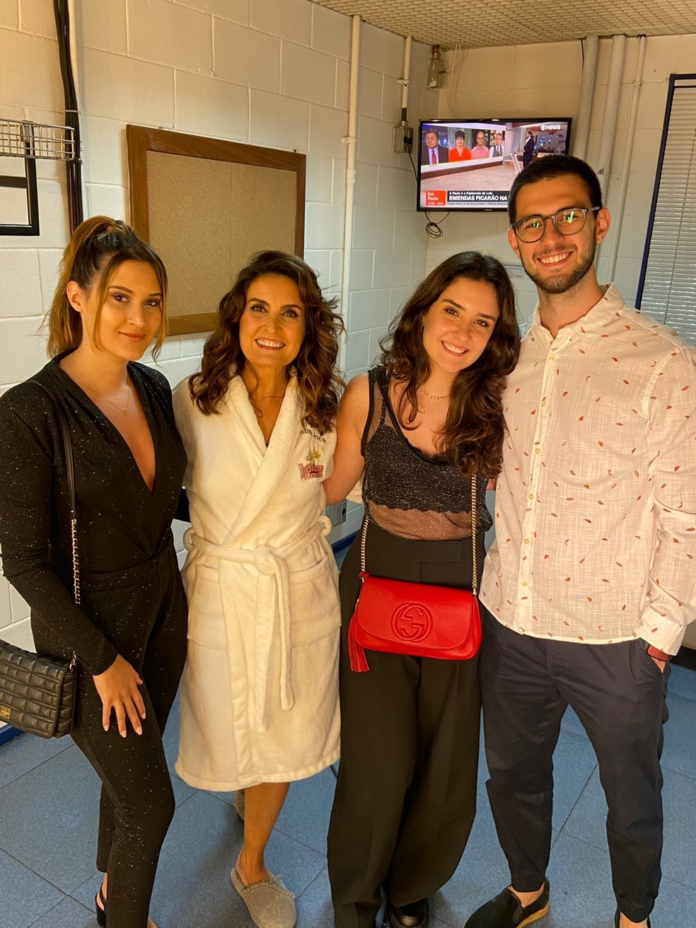 Fátima Bernardes com os filhos nos bastidores da Semifinal do The Voice Brasil — Foto: Louise Franca/gshow
