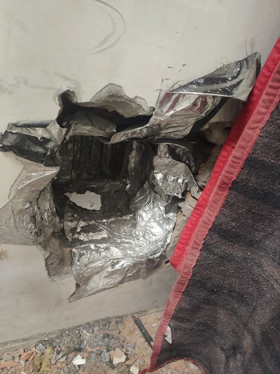 Imagens feitas pela PM mostram danos deixados na agência.  — Foto: Polícia Militar/Cedida