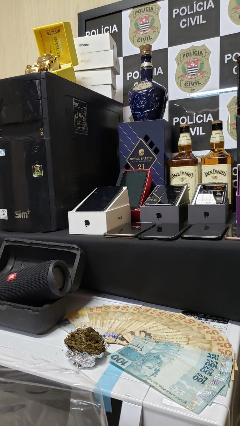 Suspeito preso em Lins comprava produtos de alto valor com cadastros feitos com dados obtidos de forma fraudulenta  — Foto: Polícia Civil / Divulgação 
