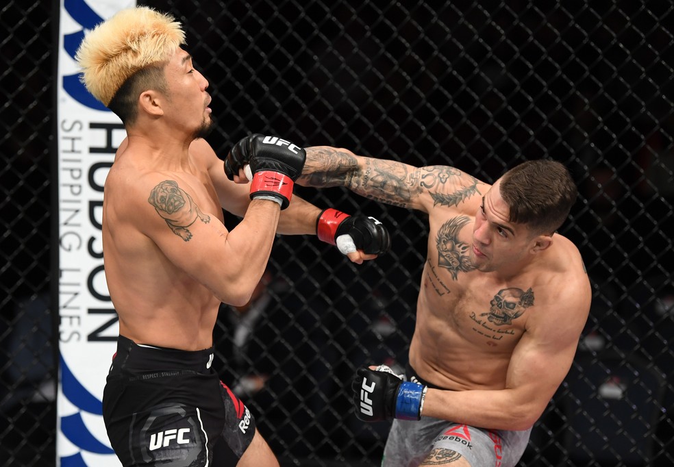 Christos Giagos acerta um golpe em Mizuto Hirota no UFC Adelaide — Foto: Getty Images