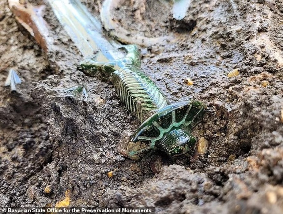 Arqueólogos encontram uma espada da Idade do Bronze em cemitério na Alemanha