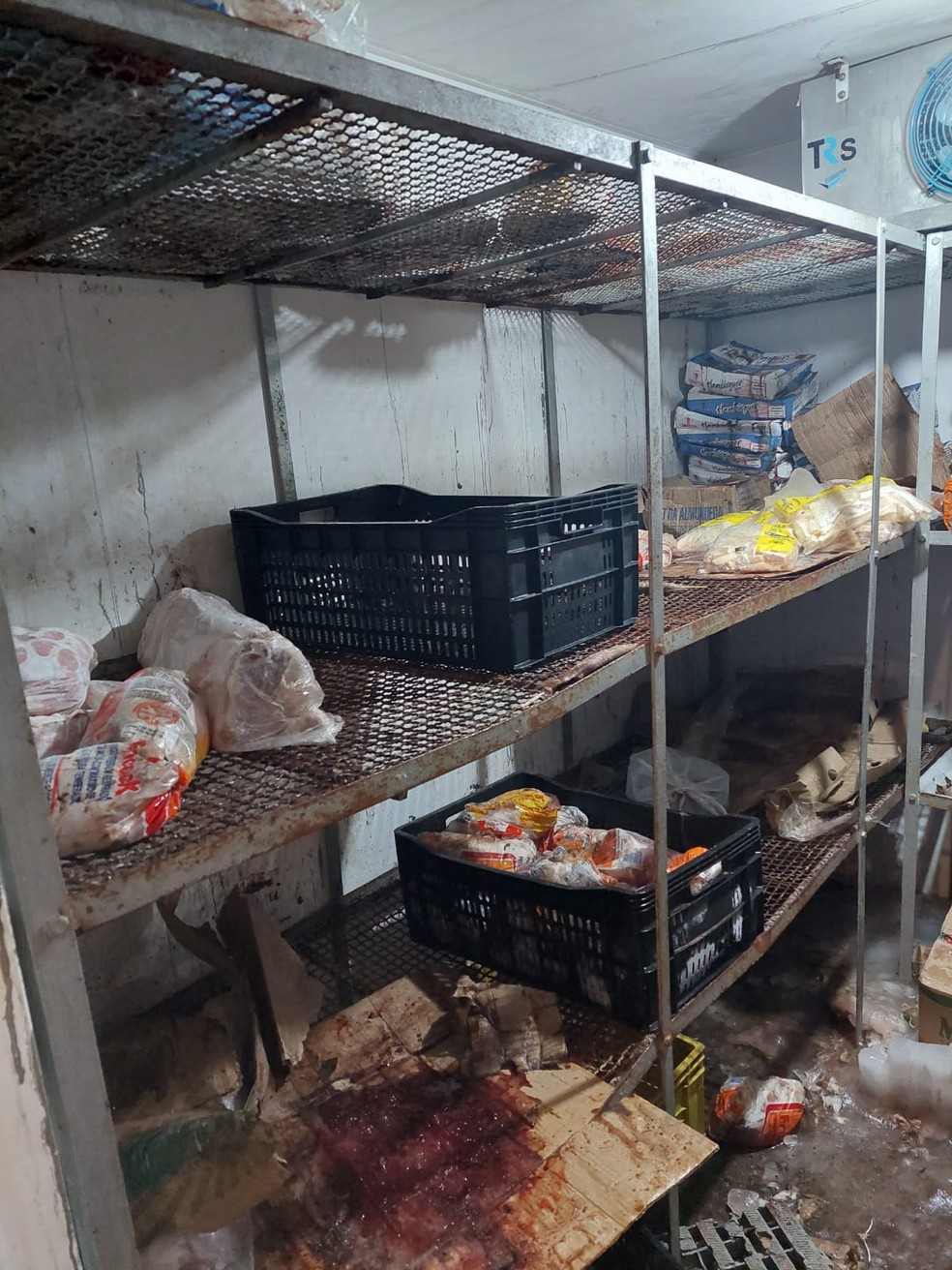 Vigilância Sanitária Municipal autuou um mercado pelo armazenamento inadequado de produtos alimentícios em Presidente Prudente — Foto: Visa