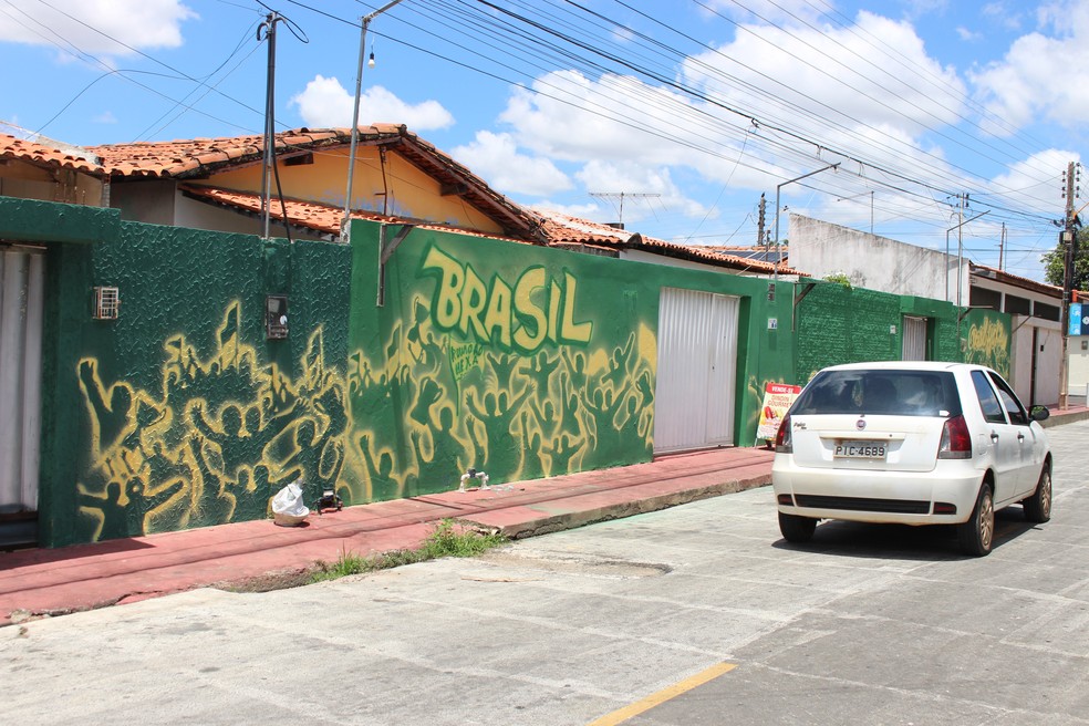 Moradores iniciam decoração da Rua da Copa, em Teresina: 'A eleição acabou, aqui recebemos todos' — Foto: Andrê Nascimento/ g1 PI