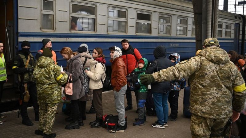 Ucranianos têm deixado a cidade de Lviv em trens com destino à Polônia (Foto: Getty Images via BBC News)