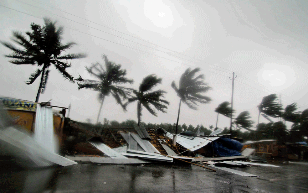 Ventos do ciclone Fani jÃ¡ causa destruiÃ§Ã£o na Ãndia â€” Foto: AP Photo