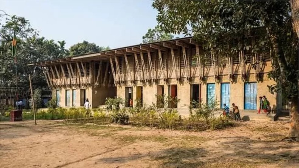 A arquiteta austríaca Anna Heringer foi responsável pela construção manual da escola METI em Bangladesh, totalmente com materiais locais, como barro, palha e bambu. — Foto: BENJAMIN STAEHLI