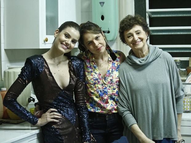 Drica Moraes grava ao lado de Camila Queiroz e Ana Lucia Torre  (Foto: Gshow )