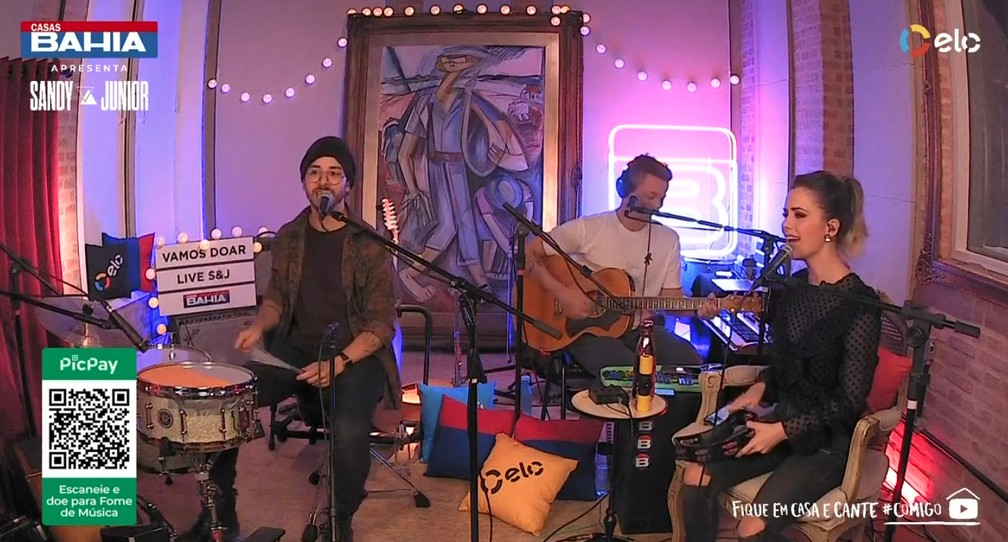 Junior, Lucas Lima e Sandy em apresentação pela internet — Foto: Reprodução/YouTube