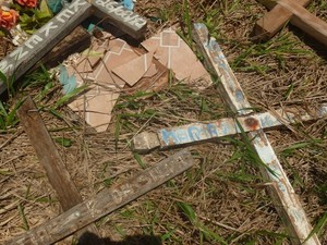 Morador reclama de cruzes retiradas de cemitério em Indiara Goiás (Foto: Antônio Roque de Moura/VC no G1)