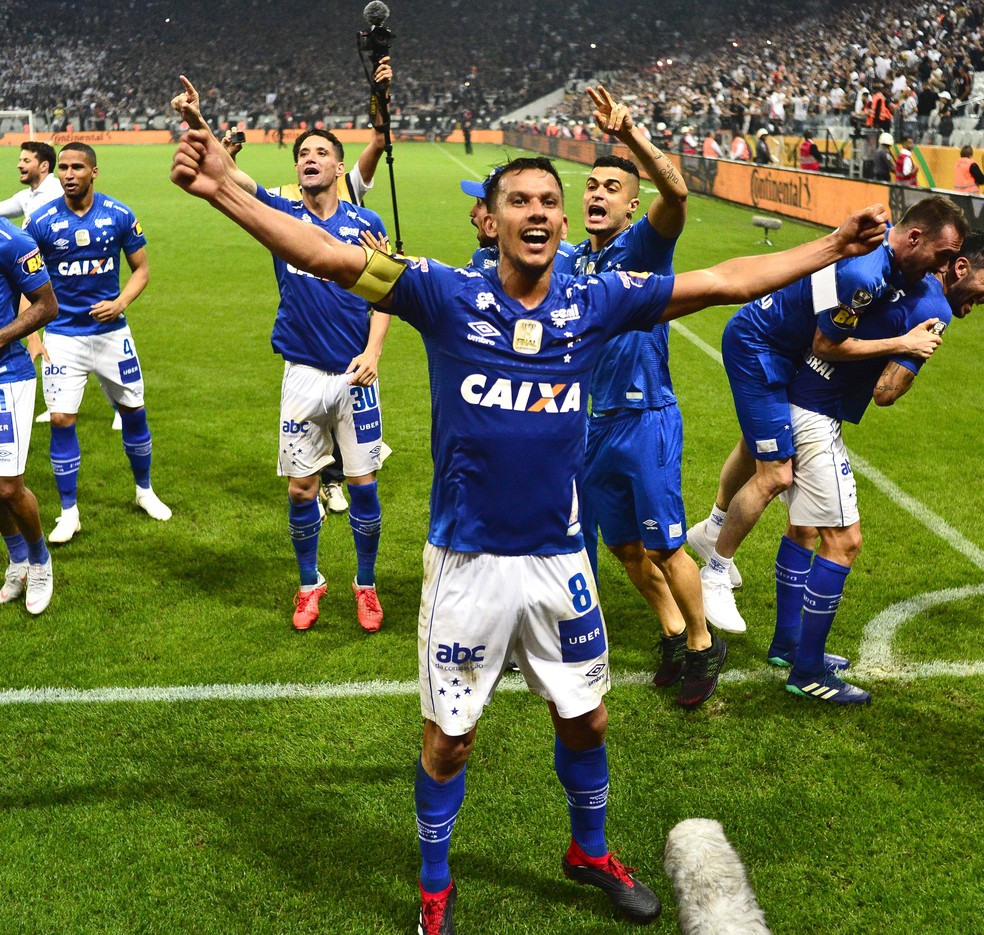 Henrique e Egídio foram campeões da Copa do Brasil do ano passado com o Cruzeiro — Foto: Marcos Ribolli