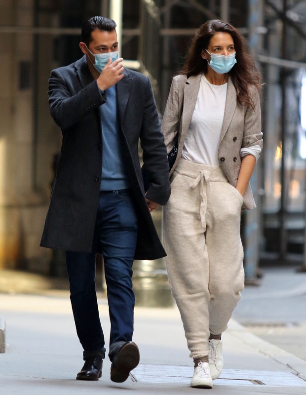 Katie Holes e o namorado, Emilio Vitolo Jr., fazem passeio de mãos dadas por Nova York (Foto: Getty Images)
