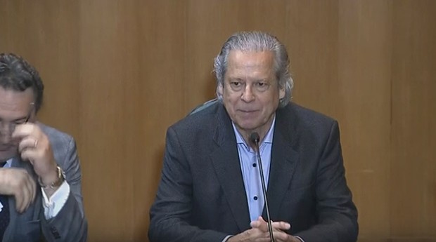 Ex-ministro José Dirceu permanece em silêncio diante de questionamentos de integrantes da CPI da Petrobras, durante depoimento no Paraná (Foto: Reprodução/TV)