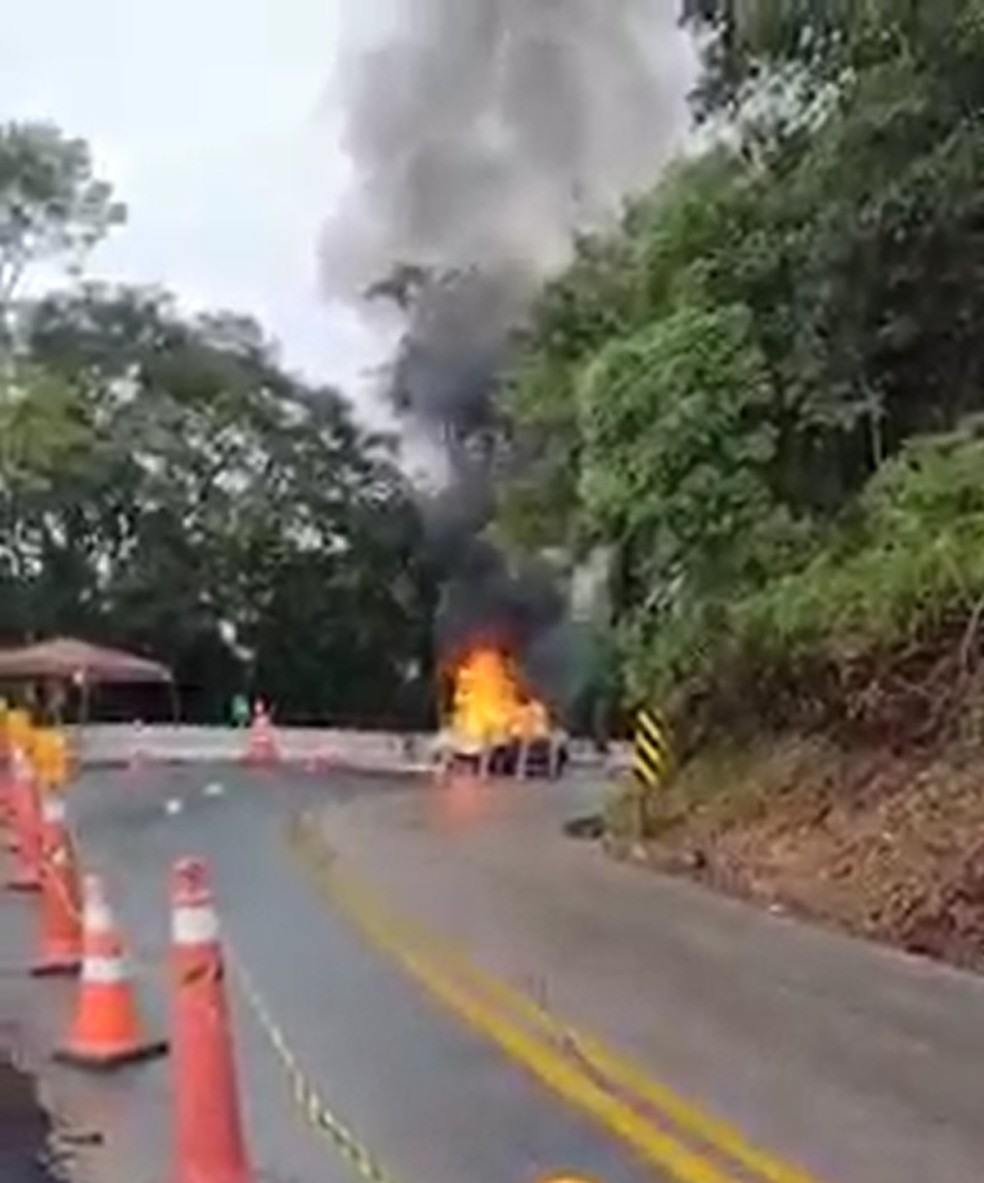 Incêndio em veículo interdita Oswaldo Cruz, em Ubatuba, por quase duas horas — Foto: Divulgação/Jairo de Souza Braga