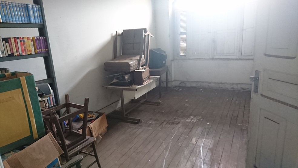 Cômodos que estavam tomados quase até o teto de entulho agora abrigam apenas alguns móveis e livros — Foto: Sérgio Pais/G1