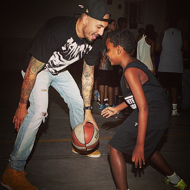 Fernando Medeiros joga basquete com criança de projeto social que apoia na Cruzada S~]ao Sebastião, no Rio de Janeiro (Foto: Reprodução/Instagram)