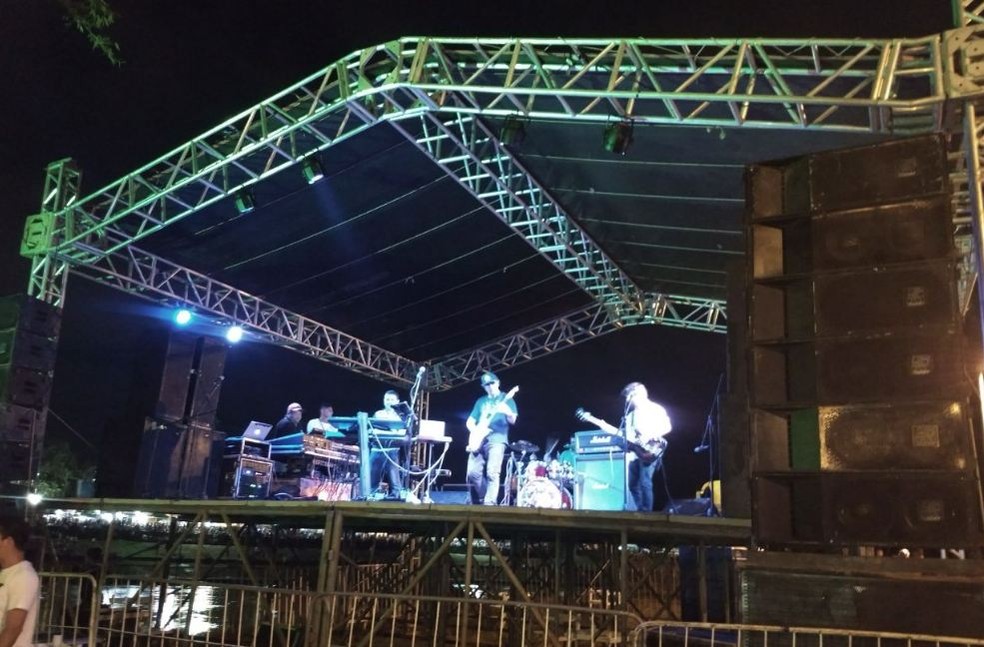 Artistas locais se apresentaram no palco montado na Base (Foto: Aline Nascimento/G1)