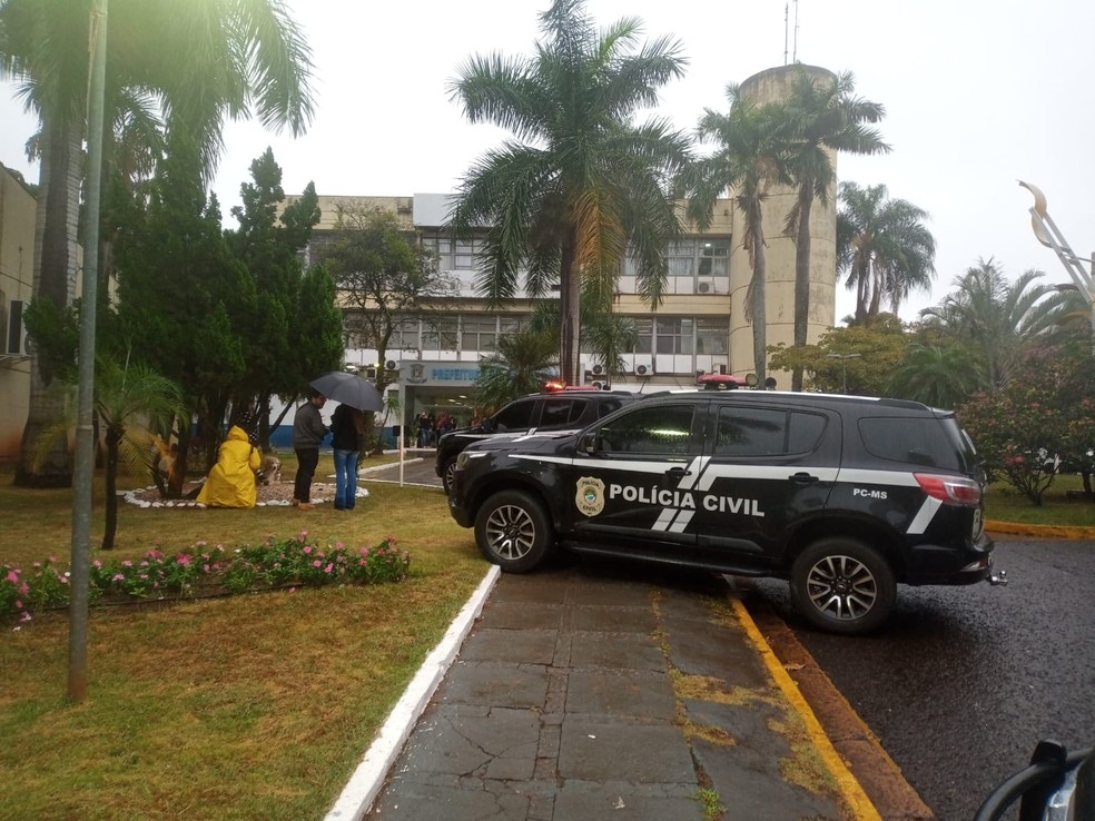 Viaturas policiais na frente da Prefeitura de Campo Grande  — Foto: Osvaldo Nóbrega/ Reprodução 